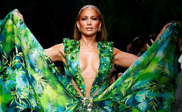 Jennifer Lopez presents a creation from the Versace Spring/Summer 2020 collection during fashion week in Milan, Italy September 20, 2019. REUTERS/Alessandro Garofalo TPX IMAGES OF THE DAY Foto Alessandro Garofalo Reuters