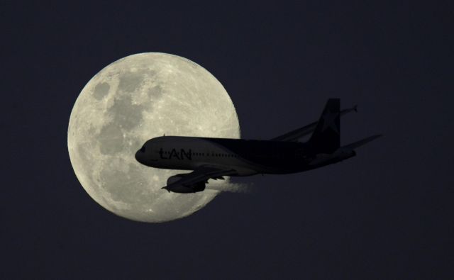 Med seboj zelo oddaljene države so s pomočjo neposrednih letalskih povezav globoko povezane. Foto Juan Mabromata Afp