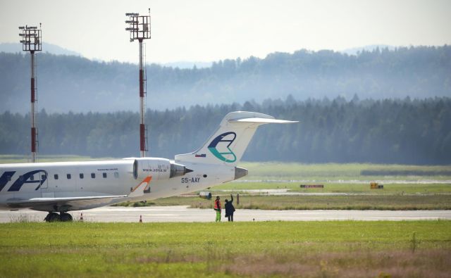 Reševanje Adrie Airways bi bilo finančno zahteven zalogaj brez zagotovljenega uspeha. FOTO: Jure Eržen/Delo