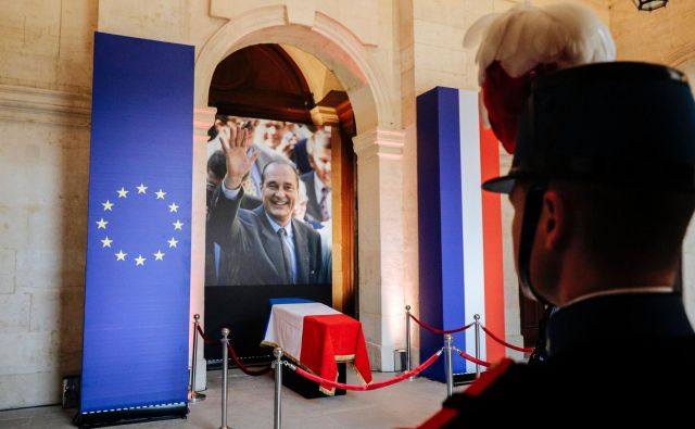 Današnje slovo od Jacquesa Chiraca v vojaški bolnišnici <em>Hotel des Invalides. FOTO:</em> Kamil Zihnioglu/AFP