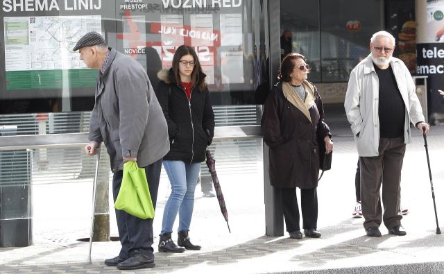 V skupnosti socialnih zavodov opozarjajo, da imamo v Sloveniji eno najvišjih stopenj zaposlenosti žensk, kar pomeni, da bo precej manj družin lahko skrbelo za ostarele. Foto Mavric Pivk