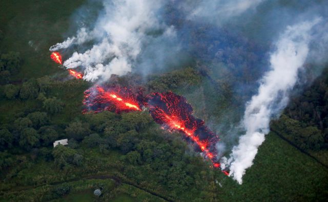 Zemlja je geološko zelo živa in prav to je omogočilo razvoj življenja. Na fotografiji prodiranje lave na površje izpod vulkana Kilauea na Havajih. Foto Reuters