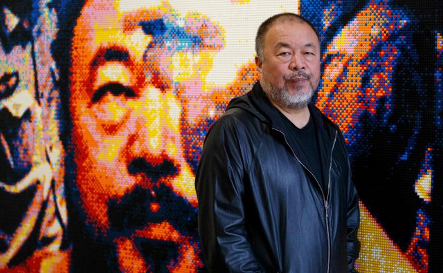 Weiwei, ki je znan po orjaških umetniških instalacijah, se zadnja leta posveča begunski problematiki. FOTO: Tolga Akmen/Afp