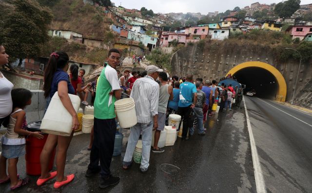 Politična, gospodarska in socialna kriza je v Venezueli prizadela vse sloje prebivalstva. Foto: Ivan Alvarado/Reuters