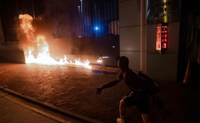 Izgredniki so na protestu znova uporabili molotovke. FOTO: Nicolas Asfouri/AFP