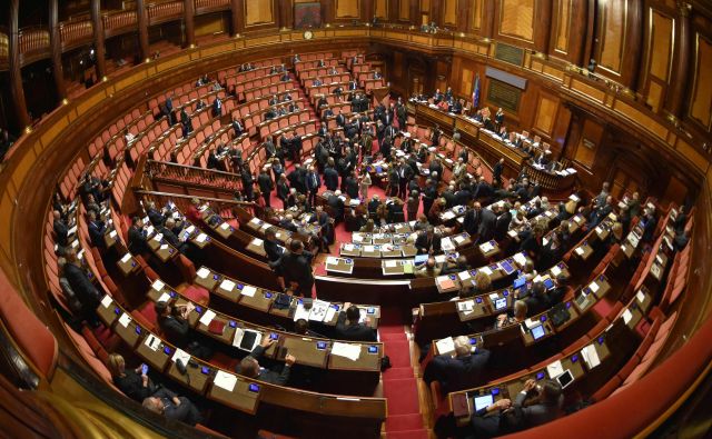 V italijanskem senatu bo po naslednjih volitvah sedelo le še 200 od sedanjih 315 senatorjev. Foto Andreas Solaro/Afp