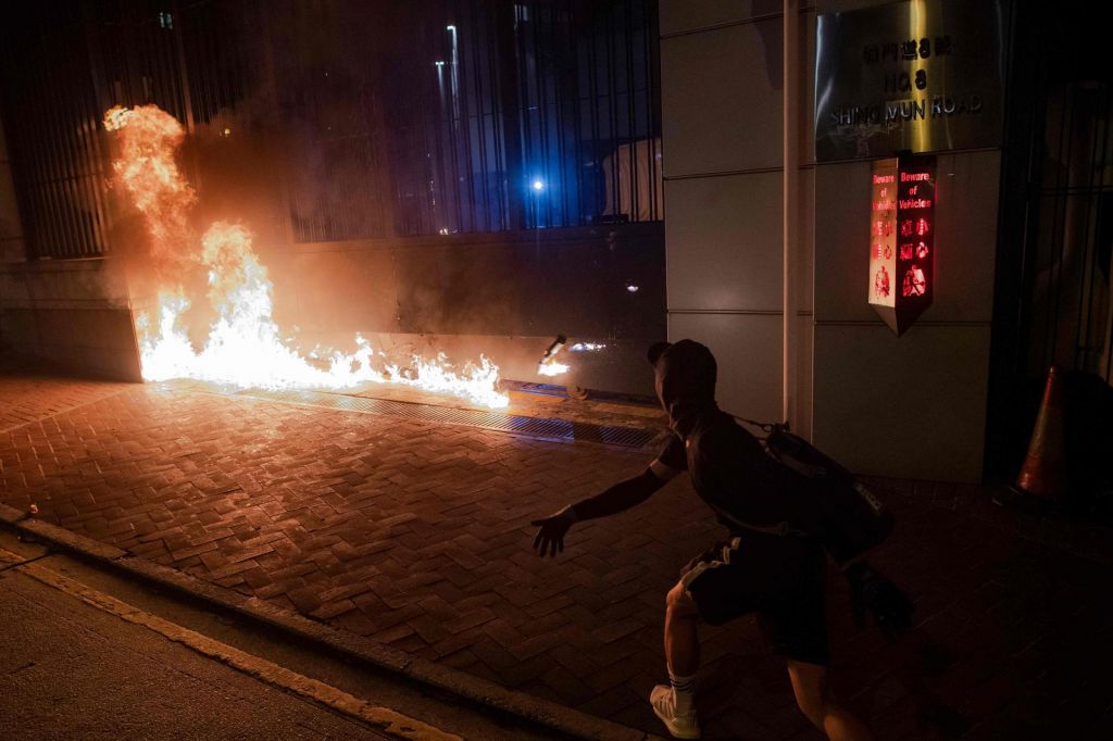 FOTO:Protesti vse nasilnejši, ustreljenega najstnika obtožili napada na policijo