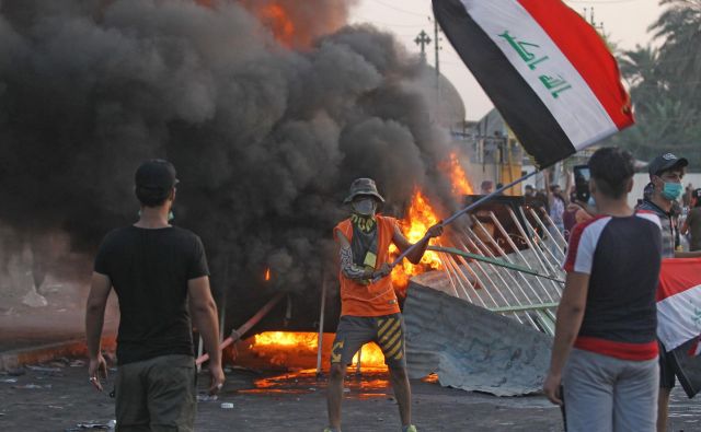 Ajatola Ali al Sistani, vodja šiitske skupnosti v Iraku, je včeraj podprl proteste in pozval oblasti, naj ustavijo nasilje. FOTO: AFP