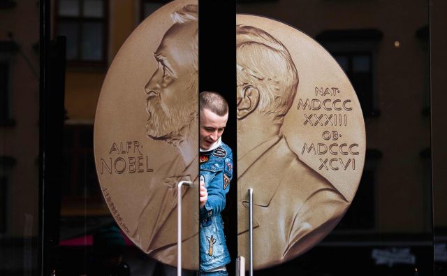 Danes bo znan letošnji dobitnik Nobelove nagrade za medicino. Do konca tedna sledijo še razglasitve nagrad za fiziko, kemijo, literaturo – letos bodo podelili dve – in mir ter v ponedeljek za ekonomijo. Foto AFP