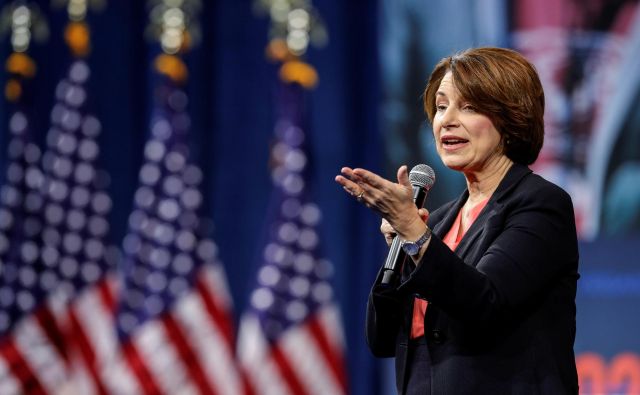 Senatorki slovenskih korenin Amy Klobuchar so očitali, da ni dovolj agresivna za spopad s Trumpom. Zdaj pa ga je tudi ona začela ostro napadati. Ji bo to prineslo nove politične točke? FOTO: Reuters