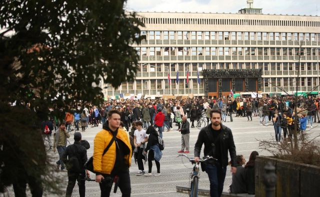 Ustavni sodniki so že leta 2015 ugotovili, da poslanec, ki je ob mandat, nima učinkovitega sodnega varstva. FOTO: Jure Eržen/Delo