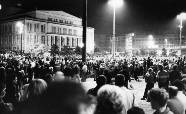 Na današnji dan pred tridesetimi leto se je na ulicah in trgih Leipziga zbralo 70 000 ljudi in protestiralo proti komunističnemu režimo. Štiri tedne pozneje je je padel berlinski zid.<br />
Zbralo se je 70.000 ljudi. Foto Wikipedija