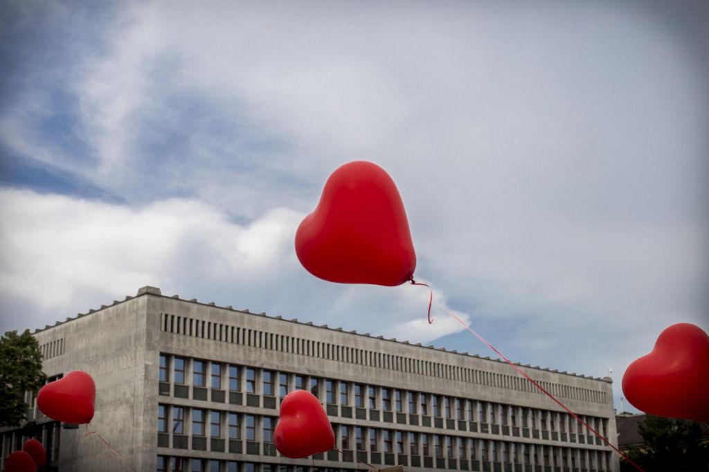 FOTO:Nezaupanje je večje tudi zaradi preteklih zlorab