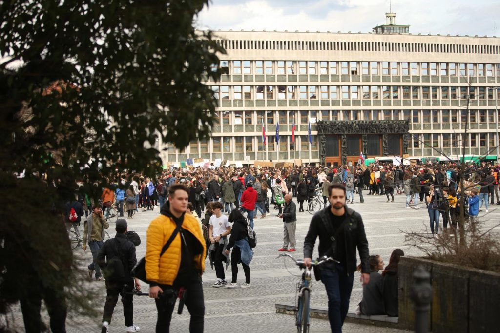 Poslanci pod lupo KPK, a kaj bi s sankcijami?