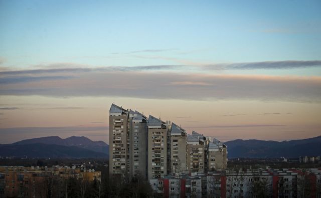 Cene stanovanjskih nepremičnin so v Sloveniji v drugem četrtletju glede na prvo zrasle za 1,3 odstotka, glede na drugo četrtletje lani pa za 5,8 odstotka. FOTO: Matej Družnik/Delo