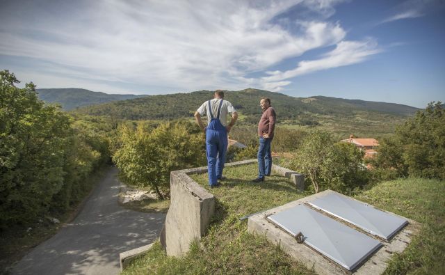 Vas Dvori blizu Sočerge nima javnega vodovoda, ima pa svoje lastno zajetje. FOTO: Leon Vidic/Delo