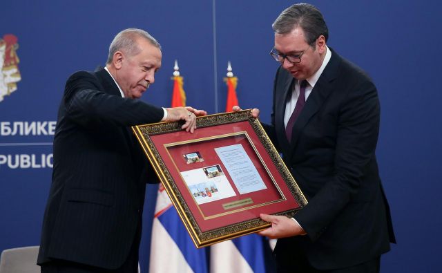 Srbski in turški predsednik Aleksandar Vučić in Recep Tayyip Erdoğan v Beogradu. FOTO: Oliver Bunic/AFP