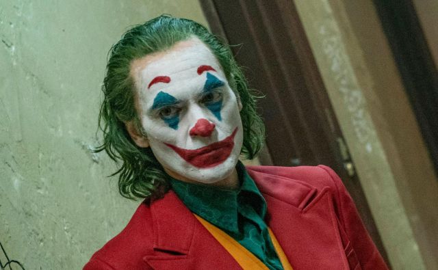 Phillipsov Joker je negativec, ki ga gledalec nujno ne obsoja, ampak lahko z njim celo sočustvuje, kar je za nekatere nesprejemljivo. FOTO: Niko Tavernise/Warner Bros