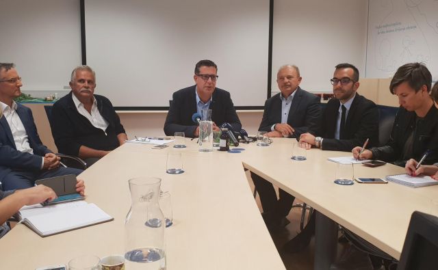 Koprski župan Aleš Bržan med istrskimi poslanci in novinarji. Foto: MOK