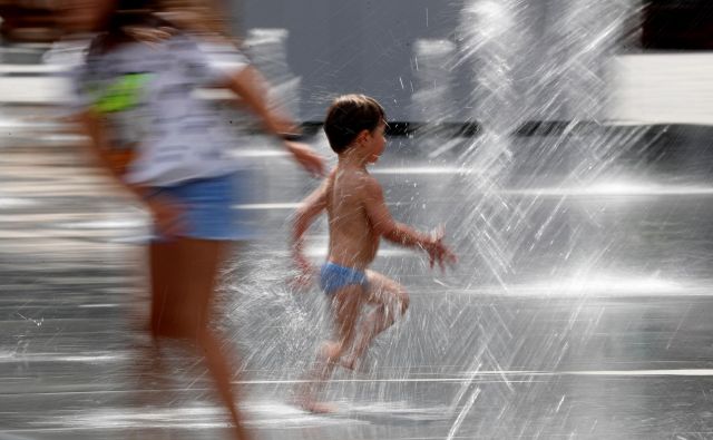 Poletje je bilo vroče tudi v Berlinu. FOTO: Fabrizio Bensch/Reuters