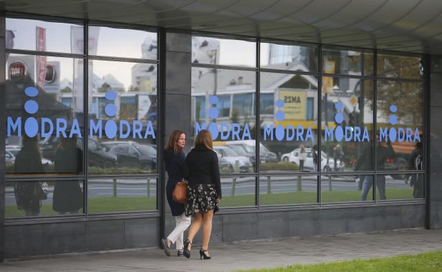 Monopol, ki ga ima Modra zavarovalnica pri upravljanju sredstev dodatnega pokojninskega zavarovanja javnih uslužbencev, je bil predviden kot začasen. FOTO: Jože Suhadolnik