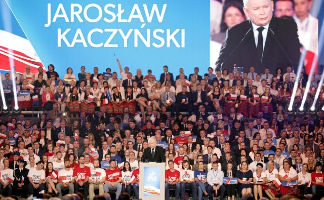 »Sivi kardinal« poljske politike Jarosław Kaczyński bo stranko Zakon in pravičnost znova povedel do prepričljive volilne zmage. Foto Reuters