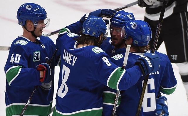 Hokejisti kluba Vancouver Canucks so se takole veselili visoke zmage nad Los Angeles Kings. FOTO: Usa Today Sports