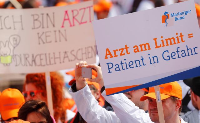Letos spomladi so nemški zdravniki v Frankfurtu na protestih zahtevali višje plače. FOTO: Reuters