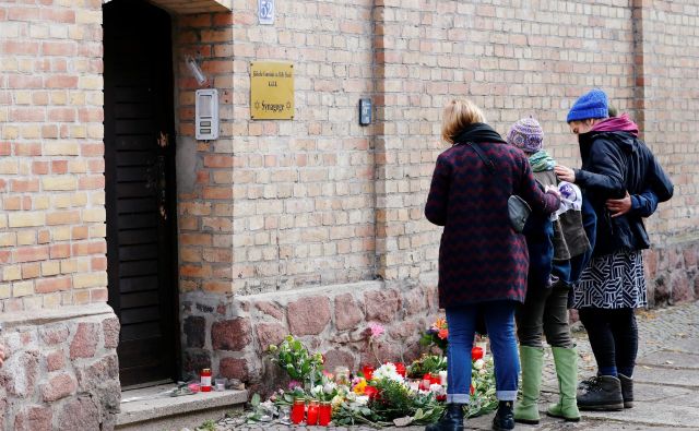 V Nemčiji se nadaljuje preiskava sredinih napadov v mestu Halle, v katerih sta bila ubita dva človeka. FOTO: Reuters