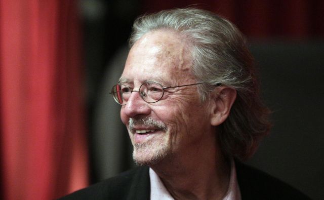 Peter Handke je bil več zadnjih let v igri za Nobelovo nagrado, letos ga je ta čast vendarle doletela. FOTO: AFP
