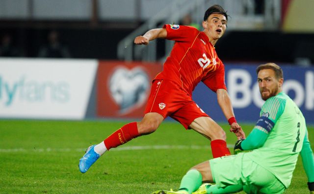 Odločilni trenutek tekme: takole je makedonski Turek Eljif Elmas matiral Jana Oblaka za prednost gostiteljev z 1:0. FOTO: Reuters