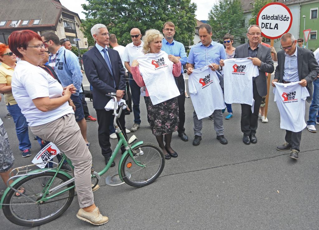 FOTO:Vlada stopila na lopato za tretjo os