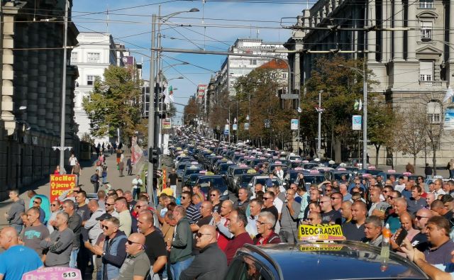 V ponedeljek bodo taksisti zaporo razširili in protest podaljšali za dve uri, kar bo povečalo gnečo na mostovih. Foto: Milena Zupanič