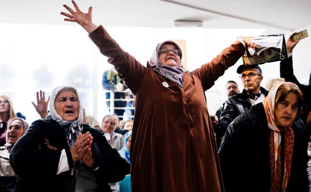 Matere Srebrenice po obsodbi Ratka Mladića, ki ga je haaško sodišče označilo za bosanskega klavca, za najtežje vojne zločine in genocid. FOTO: Dimitar Dilkoff/AFP