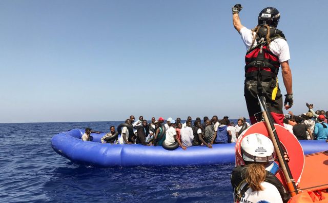 Kam jih bo ladja odpeljala zdaj, ni znano. FOTO: Anne Chaon/Afp