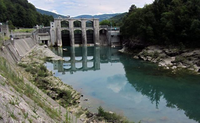 Franci Gerbec: V Sloveniji smo bogati z vodami (tudi umazanimi), vendar so za večje energetske HE primerne samo: Drava, Sava, Soča in Mura. Na fotografiji je Hidroelektrarna Ajba na Soči. Foto Blaž Samec