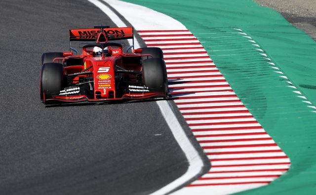 Nemški dirkač Sebastian Vettel si je pridirkal prvo štartno mesto. FOTO: Issei Kato Reuters