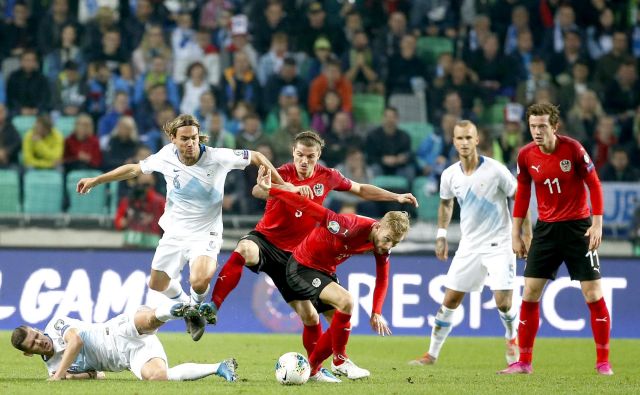 Slovenska nogometna reprezentanca je imela preveč nihanj skoz celotne kvalifikacije, da bi se lahko uvrstila na evropsko prvenstvo. FOTO: Roman Šipić/Delo