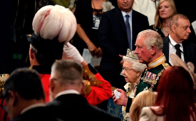 Britanska kraljica Elizabeta II. in njen sin, prestolonaslednik princ Charles, med slovesnostjo v zgornjem domu britanskega parlamenta. Foto Paul Ellis / Afp