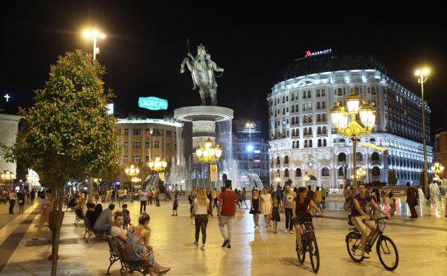 Severna Makedonija izpolnjuje pogoje za začetek pristopnih pogajanj, Francija pa se edina postavlja po robu njeni hitrejši poti proti EU. FOTO: Jure Eržen/Delo