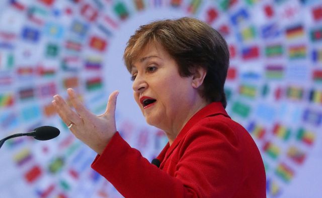 IMF, ki ga vodi nova glavna direktorica Kristalina Georgieva, opozarja na ohladitev svetovne ekonomije in trgovine ter hkrati države poziva k odpravi trgovinskih ovir in ublažitvi geopolitičnih napetosti. FOTO: Mark Wilson/AFP