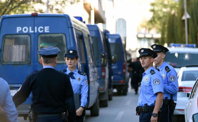 Kosovska policija je zavarovala lokacijo, kjer so uradniki državne volilne komisje po odprtju volilnih skrinjic iz Srbije prijavili zdravstvene težave. FOTO: Armend Nimani/AFP