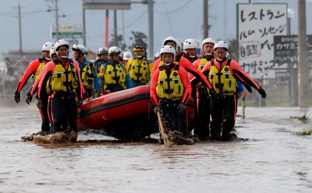 Reševalci na območju, ki ga je poplavila reka Chikuma v prefekturi Nagano. FOTO: Kim Kjung Hun/Reuters