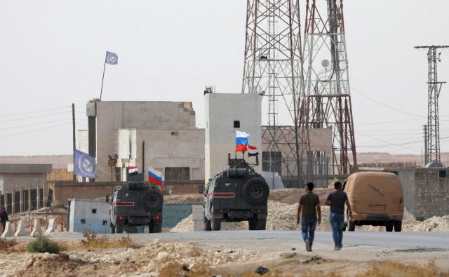 Danes so v središče Manbidža v spremstvu Rusov vstopile sirske vladne sile. FOTO: Omar Sanadiki/Reuters