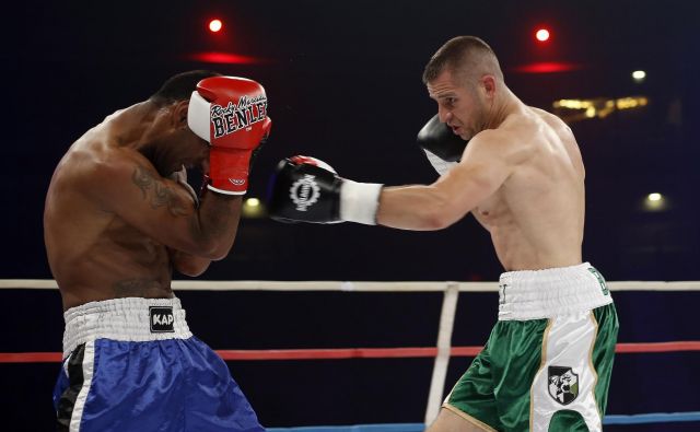 Ljubljančan Andrej Baković (desno) je na nedavnem borilno-rockovskem spektaklu v Stožicah že v drugi rundi spravil na kolena Srba Martina Boškovića. FOTO: Blaž Samec