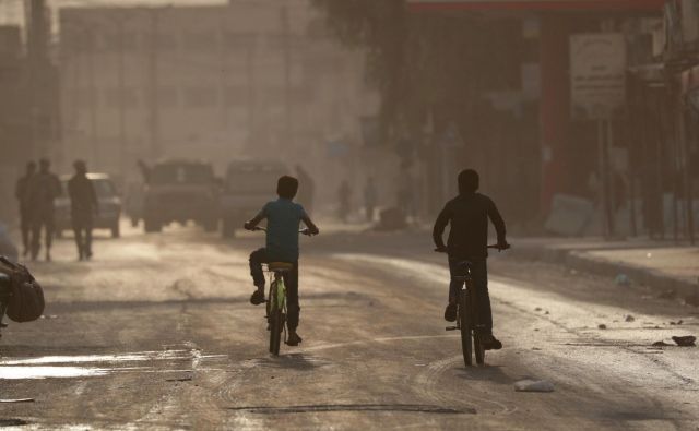 Po komaj treh predvajanih delih Naših fantov je na naslov HBO prispelo protestno pismo. Podpisalo ga je 120 izraelskih družin in zatrjevalo, da se nadaljevanka umorov judovskih najstnikov komaj dotakne in da med Izraelci in Palestinci obstaja velika razlika v družbenem ravnanju in odnosu do terorizma. FOTO: Khalil Ashawi/Reuters