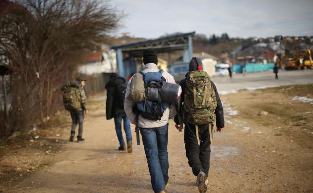 Skupina beguncev na avtobusni postaji čaka prevoz v Bihać. FOTO: Jure Eržen/delo