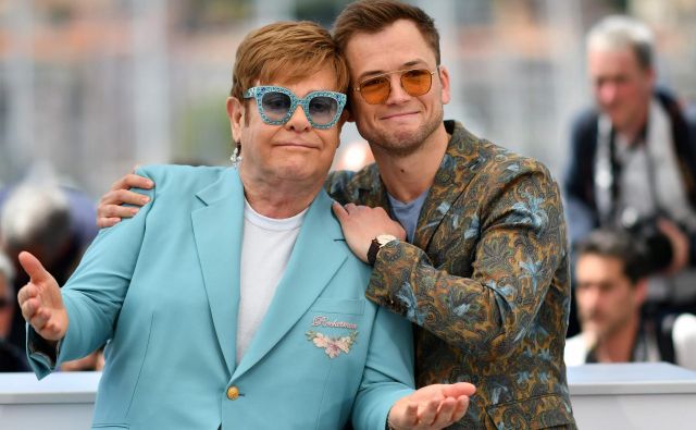 Na fotografiji z igralcem Taronom Egertonom, ki ga je upodobil v filmu Rocketman. FOTO: Alberto Pizzoli/Afp