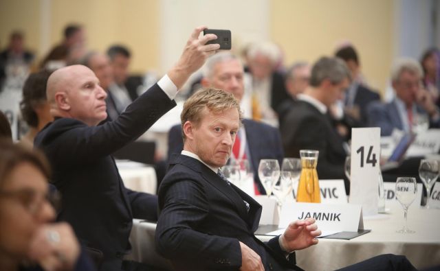 Poslovnež Borut Jamnik (v sredini). FOTO: Jure Eržen/Delo