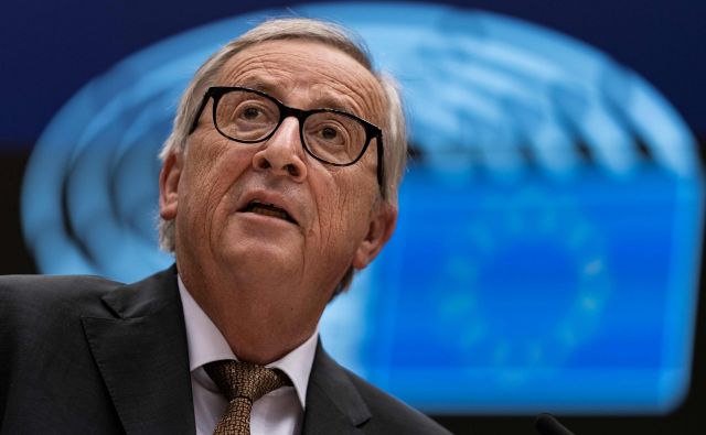 Jean-Claude Juncker bi moral končati delo v palači Berlaymont konec meseca, a zaradi zapletov z novimi komisarji bo še nekaj časa ostal na položaju. FOTO: Kenzo Tribouillard/AFP